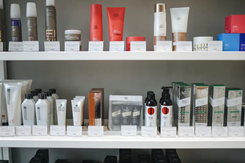 What Your Packaging Says Before You Do: The Psychology of Color and Material in Beauty Purchase Decisions